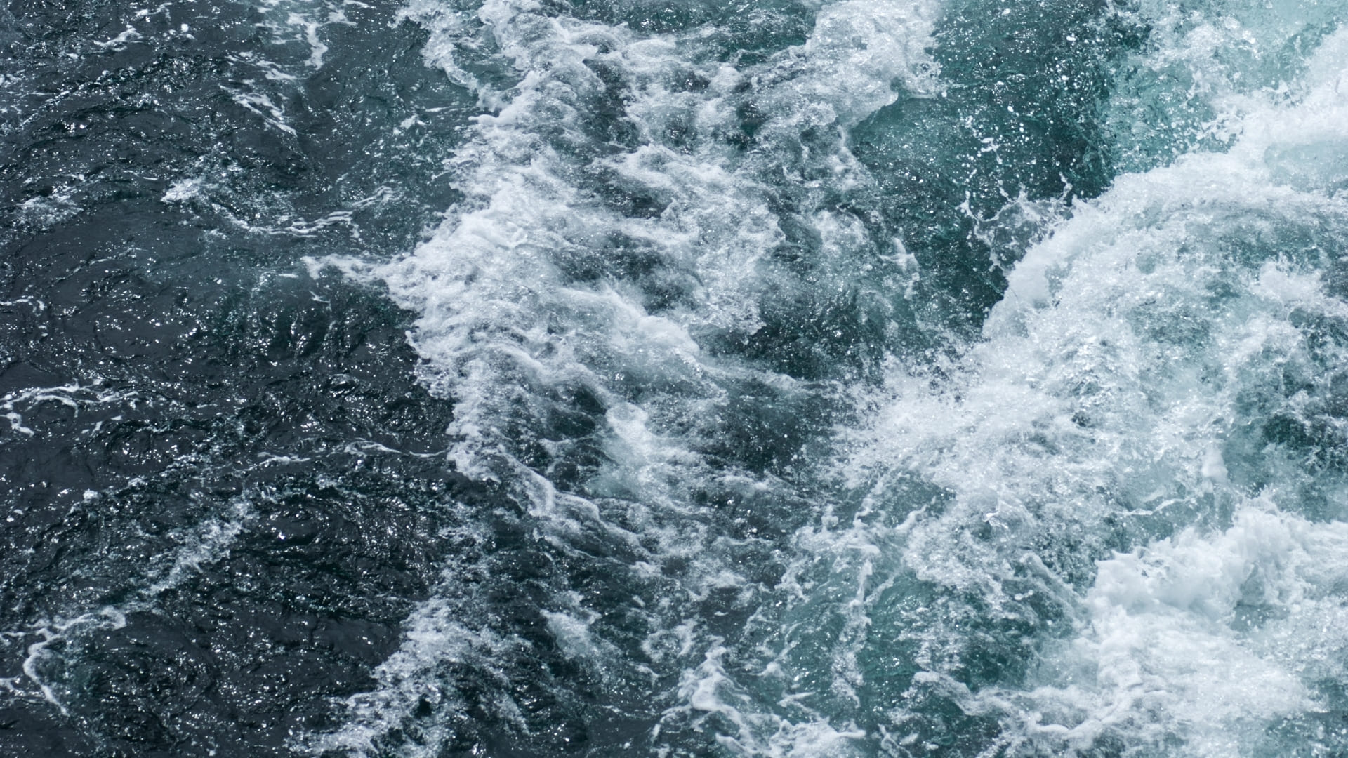 foamy-waves-surface-water-cruise-ship (1) (1) (1)